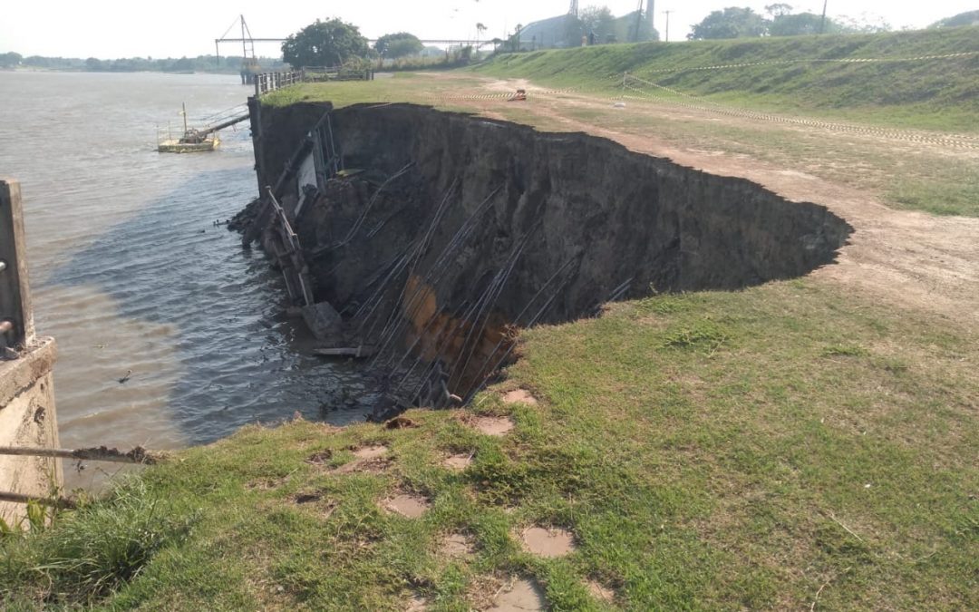 Muro de contenção às margens do Rio Paraguai desaba