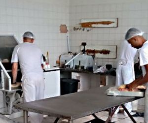 Pães produzidos por detentos alimentam crianças de abrigo