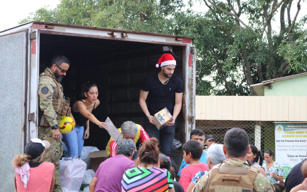 Munhoz, da dupla com Mariano, presenteia crianças de Campo Grande