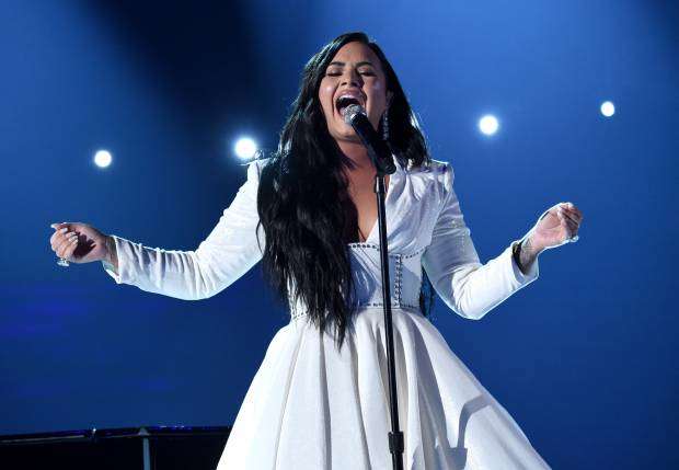 Demi Lovato faz retorno emocionante no Grammy após overdose