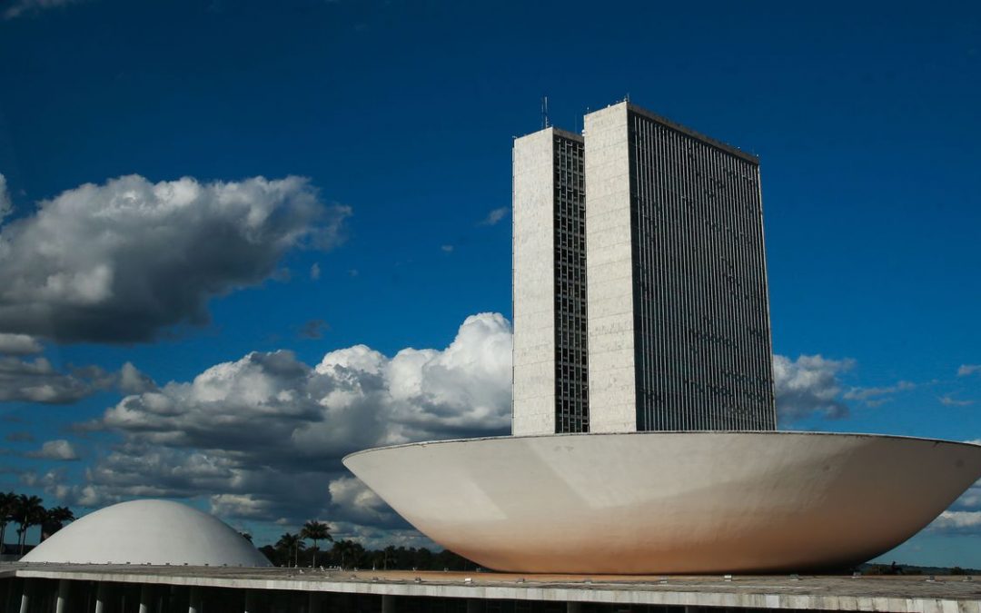 Câmara aprova, em 1º turno, adiamento das eleições para 15 de novembro