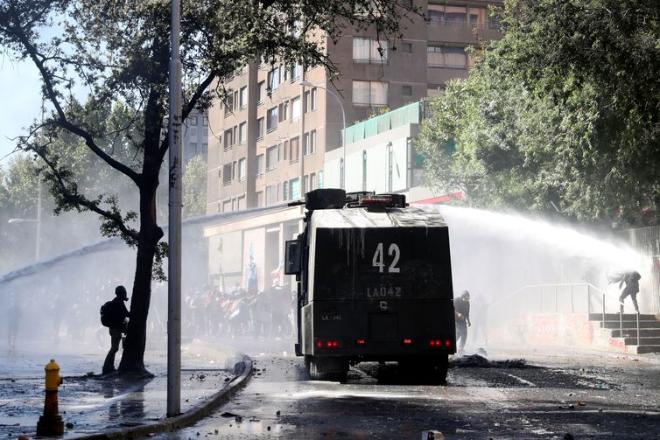 Manifestações no Chile acabam com igrejas incendiadas