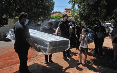 Sem lugar para dormir, menino de 6 anos escreve cartinha para Papai Noel pedindo uma cama