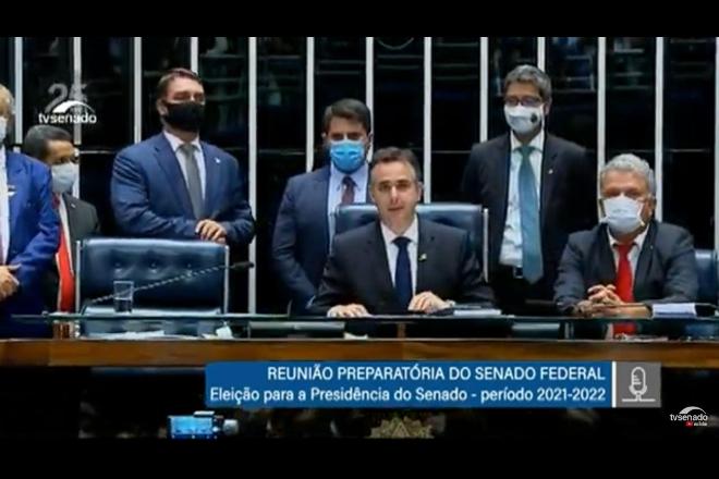 Apoiado por Bolsonaro, Pacheco derrota Tebet e assume à presidência do Senado