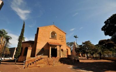 Domingo de ramos abre Semana Santa com benção drive-thru em Campo Grande