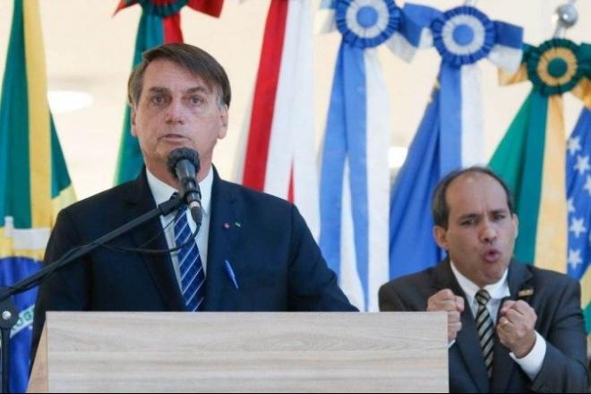 Bolsonaro: Exército dará sustentação para ninguém ousar ir além da Constituição