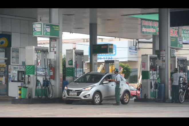 Litro da gasolina comum custa quase R$ 5,80 na Capital