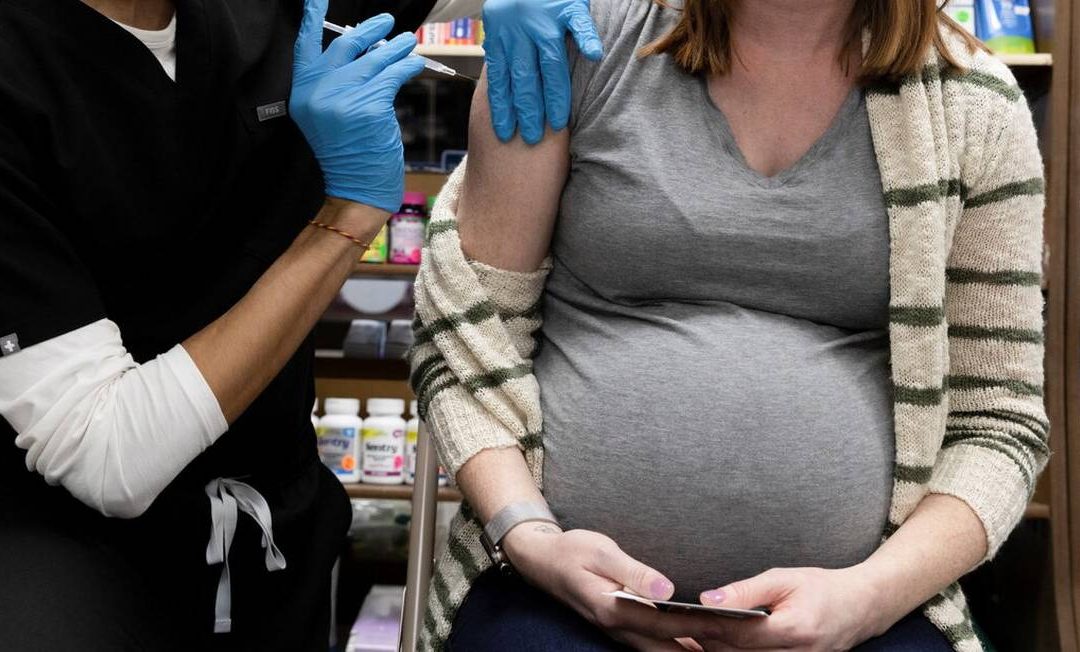 Gestantes que tomaram a 1° dose da AstraZeneca devem entrar em contato com serviço de telemonitoramento