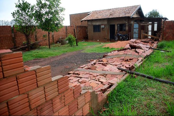 Tempestade derruba árvores e causa “cenas de terror” para moradores de Campo Grande