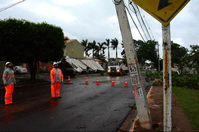 Com cerca de 30 bairros sem energia, reforços de outros estados chegam à Capital para ajudar em reparos