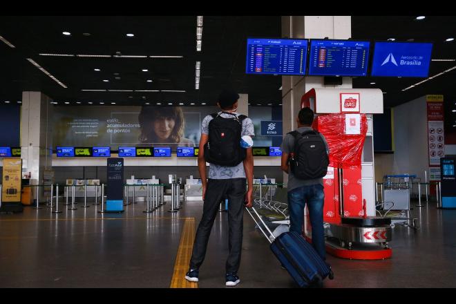 Brasil passa a exigir no sábado quarentena de 5 dias para viajantes não vacinados