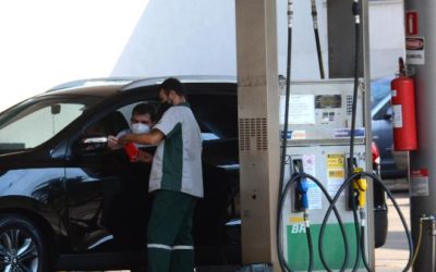 Pagar no crédito deixa gasolina quase 50 centavos mais cara em Campo Grande