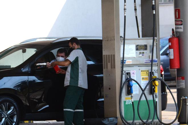 Pagar no crédito deixa gasolina quase 50 centavos mais cara em Campo Grande