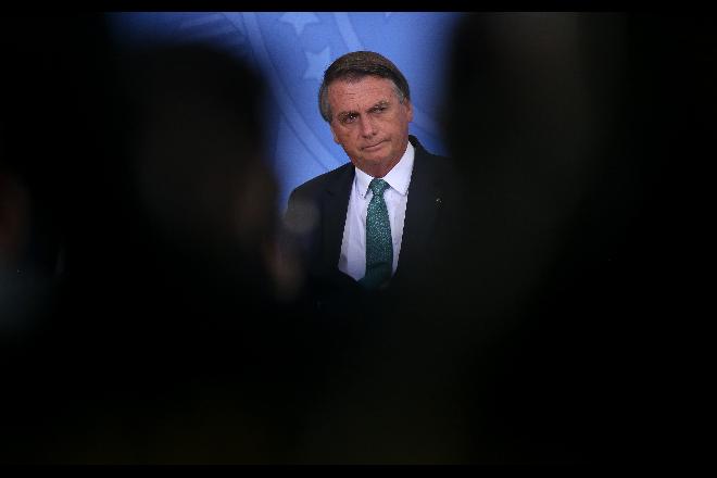 Bolsonaro não precisa de cirurgia, mas segue sem previsão de alta, diz hospital