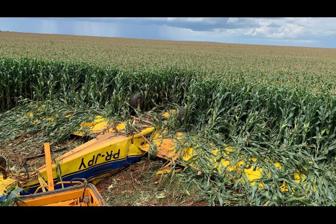 Avião Agrícola cai em Chapadão do Sul e piloto não resiste à queda