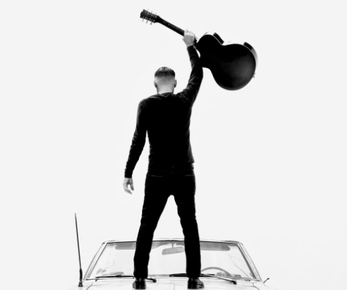 Bryan Adams é só alegria em seu novo álbum