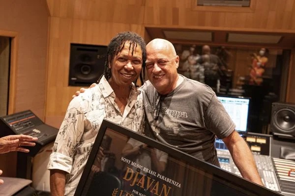 Djavan recebe homenagem pelos mais de 1 bilhão de streams