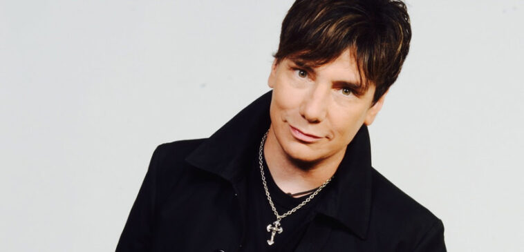 Eric Martin do Mr Big chega ao Brasil em março para série de shows