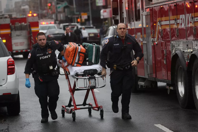 Ataque a tiros no metrô de Nova York deixa 16 feridos