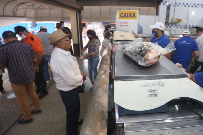 Na véspera da Sexta-Feira Santa, peixaria tem longa fila em Campo Grande