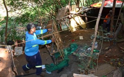 Prefeitura retira moradores de favela à beira de rio