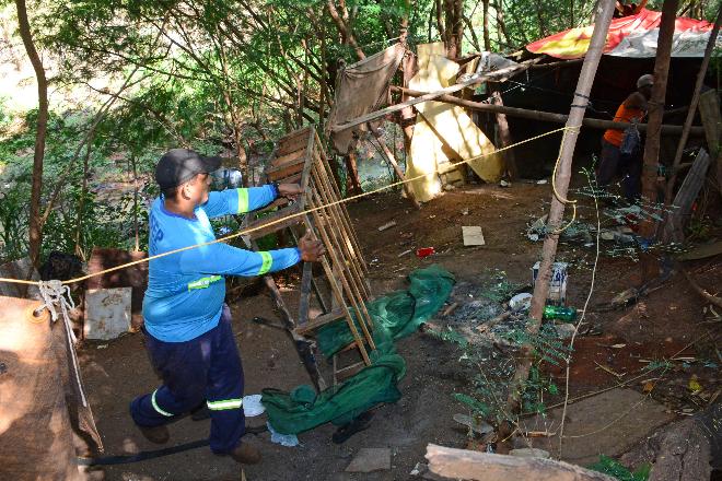 Prefeitura retira moradores de favela à beira de rio