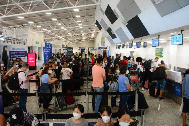 Máscaras continuam obrigatórias em aviões, mas empresas poderão oferecer serviço de bordo