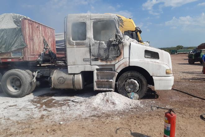 Carreta pega fogo no Porto Seco da Agesa, em Corumbá