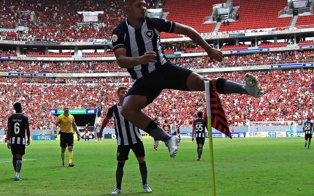 Botafogo vence Flamengo, quebra tabu e sobe na tabela do Brasileiro