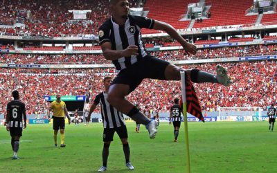 Botafogo vence Flamengo, quebra tabu e sobe na tabela do Brasileiro