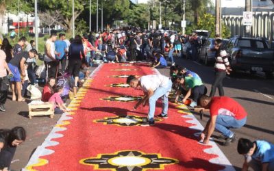 Corpus Christi é celebrado com Missa e procissão com milhares de fiéis católicos