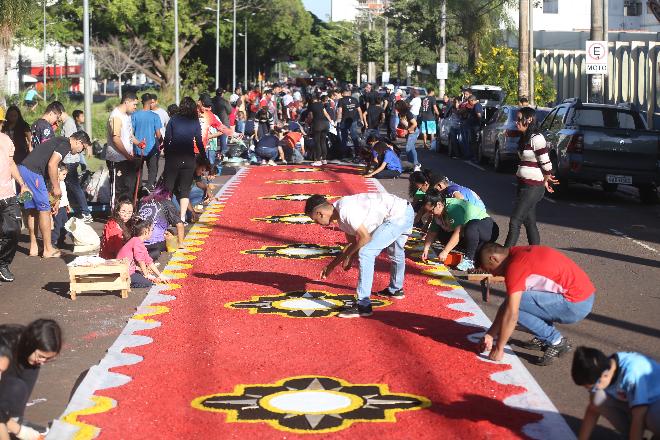 Corpus Christi é celebrado com Missa e procissão com milhares de fiéis católicos