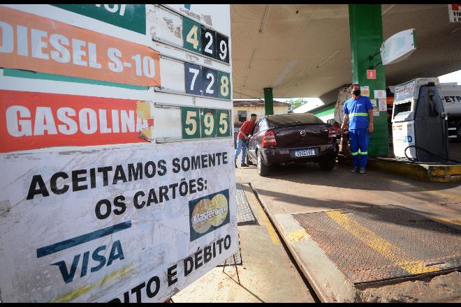 Aliviado consumidor abastece com gasolina comum a R$ 5,95