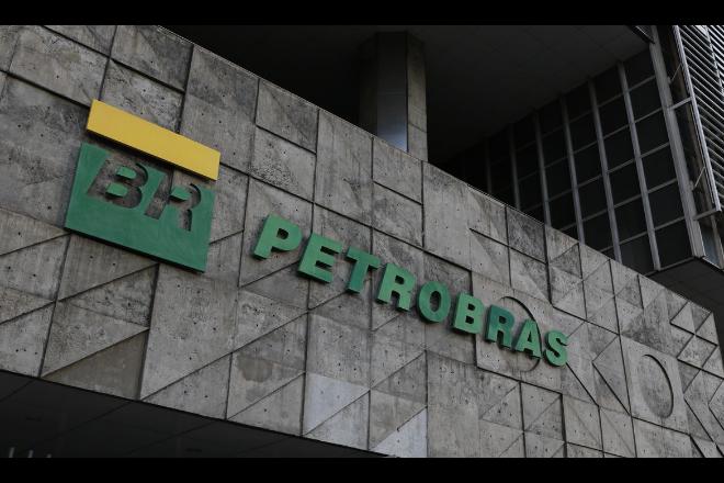 Petróleo afunda 9% e arrasta Petrobras sob temor de recessão