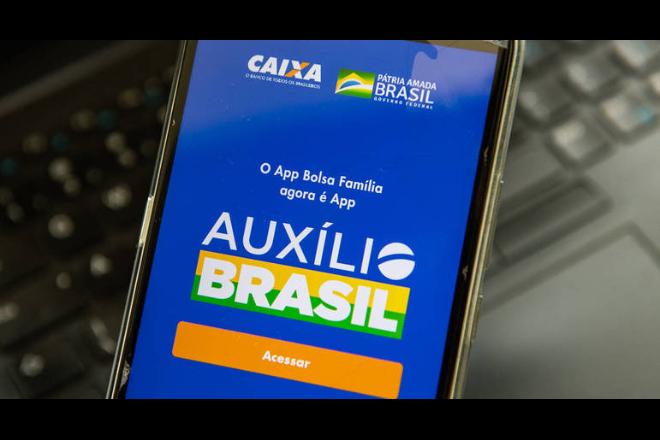 Governo regulamenta adicional de R$ 200 do Auxílio Brasil sem prever antecipação do calendário