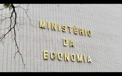 O Ministério da Economia confirmou hoje (25) que o Reino Unido decidiu não mais aplicar medidas tributárias protetivas sobre a importação de chapas de aço e de produtos de aço laminados a frio.  Segundo a pasta, a decisão britânica foi anunciada na sexta-feira (23), apenas quatro dias após a Comissão de Comércio Internacional dos Estados Unidos (ITC) decidir revogar as tarifas de defesa comercial (antidumping) que há mais de 5 anos vinham sendo cobradas dos produtos de aço laminados a frio provenientes do Brasil.  Eliminadas as salvaguardas, o aço brasileiro se torna comercialmente mais competitivo. O Reino Unido e os Estados Unidos são dois dos principais mercados para os produtos siderúrgicos brasileiros.   Dos cerca de US$ 7,3 bilhões que o Brasil exportou ao mundo em 2019, mais de US$ 3,4 bilhões foram destinados ao Reino Unido e aos Estados Unidos.  De acordo com o Ministério da Economia, as autoridades britânicas foram convencidas pelo argumento de que o volume da exportação brasileira se enquadrava nos parâmetros de isenção tributária autorizada por acordos assinados no âmbito da Organização Mundial do Comércio (OMC).  Há cerca de um ano, toda chapa de aço e produto de aço laminados a frio que as siderúrgicas brasileiras vendiam ao Reino Unido acima do volume máximo periodicamente revisto pelas autoridades britânicas estavam sujeitos a uma sobretaxa de 25%.  Já os Estados Unidos deixarão de cobrar taxas adicionais que podiam chegar a 46% (35% de direito antidumping e 11% de medida compensatória) dos produtos de aço laminados a frio comprados do Brasil.   Segundo o Ministério da Economia, a decisão norte-americana se aplica exclusivamente aos produtos brasileiros, tendo sido mantidas as medidas protetivas aplicadas a outros países.  Revisão No mesmo dia em que revisou as condições para a importação de produtos siderúrgicos do Brasil, a Comissão de Comércio Internacional dos Estados Unidos reavaliou as medidas protetivas aplicadas aos produtos da China, Índia, Japão, Coreia do Sul e Reino Unido.  Em nota, a comissão norte-americana explicou que a ação se enquadra no processo de revisão que normas de comércio internacional estabelecem que deve ocorrer a cada 5 anos.   Por essas normas, nesse prazo, os Estados Unidos devem revogar eventuais medidas de proteção ou compensatórias caso não consiga determinar que fazê-lo provavelmente levará à continuação ou reincidência das condições que os motivaram as mesmas medidas.