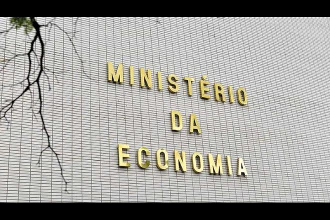 O Ministério da Economia confirmou hoje (25) que o Reino Unido decidiu não mais aplicar medidas tributárias protetivas sobre a importação de chapas de aço e de produtos de aço laminados a frio.  Segundo a pasta, a decisão britânica foi anunciada na sexta-feira (23), apenas quatro dias após a Comissão de Comércio Internacional dos Estados Unidos (ITC) decidir revogar as tarifas de defesa comercial (antidumping) que há mais de 5 anos vinham sendo cobradas dos produtos de aço laminados a frio provenientes do Brasil.  Eliminadas as salvaguardas, o aço brasileiro se torna comercialmente mais competitivo. O Reino Unido e os Estados Unidos são dois dos principais mercados para os produtos siderúrgicos brasileiros.   Dos cerca de US$ 7,3 bilhões que o Brasil exportou ao mundo em 2019, mais de US$ 3,4 bilhões foram destinados ao Reino Unido e aos Estados Unidos.  De acordo com o Ministério da Economia, as autoridades britânicas foram convencidas pelo argumento de que o volume da exportação brasileira se enquadrava nos parâmetros de isenção tributária autorizada por acordos assinados no âmbito da Organização Mundial do Comércio (OMC).  Há cerca de um ano, toda chapa de aço e produto de aço laminados a frio que as siderúrgicas brasileiras vendiam ao Reino Unido acima do volume máximo periodicamente revisto pelas autoridades britânicas estavam sujeitos a uma sobretaxa de 25%.  Já os Estados Unidos deixarão de cobrar taxas adicionais que podiam chegar a 46% (35% de direito antidumping e 11% de medida compensatória) dos produtos de aço laminados a frio comprados do Brasil.   Segundo o Ministério da Economia, a decisão norte-americana se aplica exclusivamente aos produtos brasileiros, tendo sido mantidas as medidas protetivas aplicadas a outros países.  Revisão No mesmo dia em que revisou as condições para a importação de produtos siderúrgicos do Brasil, a Comissão de Comércio Internacional dos Estados Unidos reavaliou as medidas protetivas aplicadas aos produtos da China, Índia, Japão, Coreia do Sul e Reino Unido.  Em nota, a comissão norte-americana explicou que a ação se enquadra no processo de revisão que normas de comércio internacional estabelecem que deve ocorrer a cada 5 anos.   Por essas normas, nesse prazo, os Estados Unidos devem revogar eventuais medidas de proteção ou compensatórias caso não consiga determinar que fazê-lo provavelmente levará à continuação ou reincidência das condições que os motivaram as mesmas medidas.