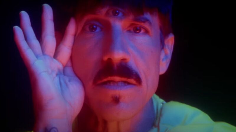 Red Hot Chili Peppers lançam clipe psicodélico da faixa Tippa My Tongue