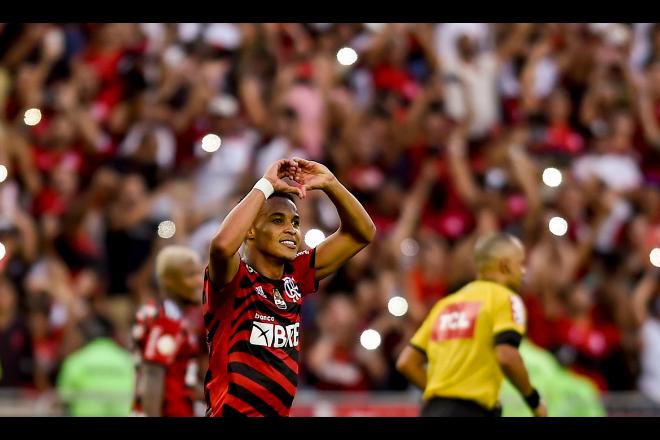 Flamengo goleia Athletico por 5 a 0 e pode terminar rodada como vice-líder