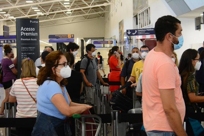 Uso de máscara em aviões e aeroportos deixa de ser obrigatório no Brasil