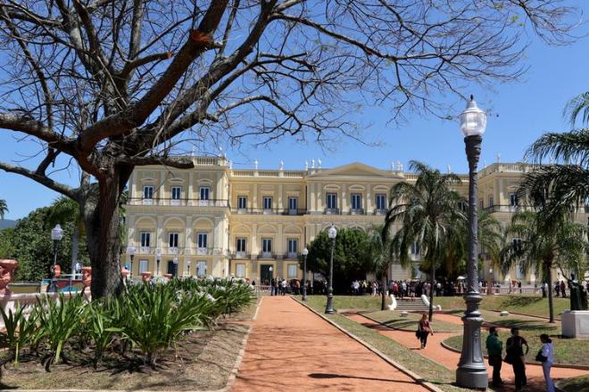 Quatro anos após incêndio, Museu Nacional apresenta fachada restaurada