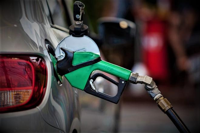 Preço da gasolina acumula queda de 30% desde cortes de impostos