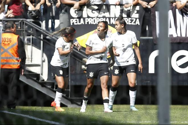 Com público recorde, Corinthians goleia Inter e é tetra do Brasileirão Feminino