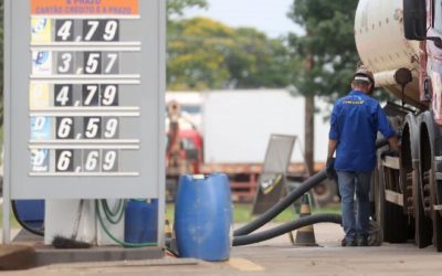 Com queda do preço do barril de petróleo, litro do diesel recua R$ 0,77 em dois meses