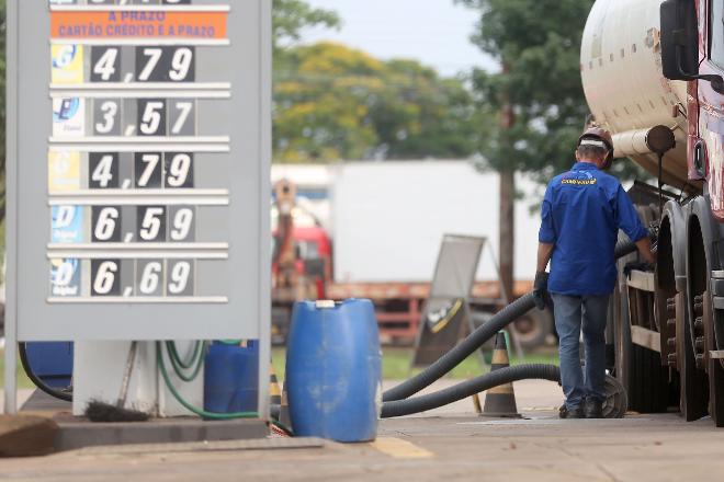 Com queda do preço do barril de petróleo, litro do diesel recua R$ 0,77 em dois meses