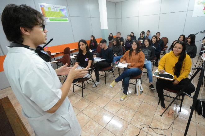 Na reta final para o Enem alunos devem intensificar os estudos, orienta professor