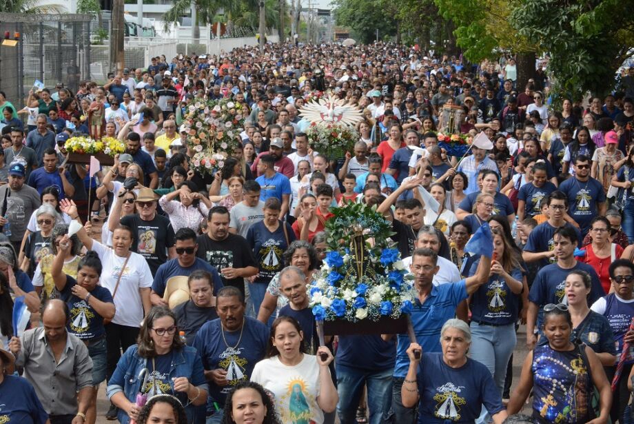 Procissão de Nossa Senhora Aparecida reúne 5 mil fiéis em Campo Grande