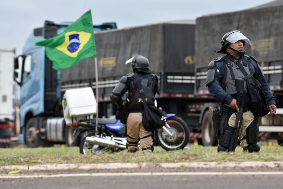 Bloqueios nas rodovias ameaçam abastecimento de hospitais e produtos essenciais à população, diz CNI