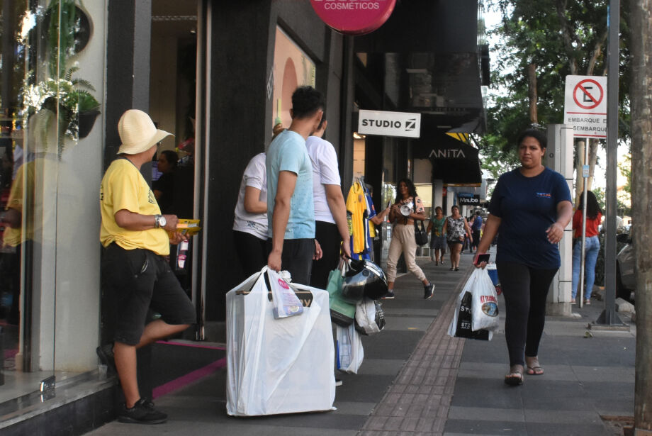 Salários de servidores da Capital e Estado devem injetar R$ 1,8 bilhão em 37 dias