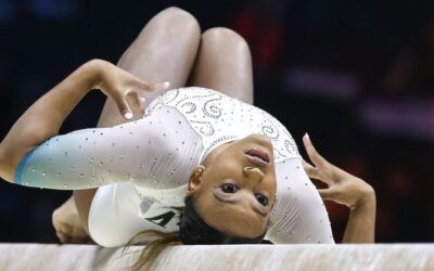 Rebeca Andrade conquista ouro inédito e é campeã mundial de ginástica